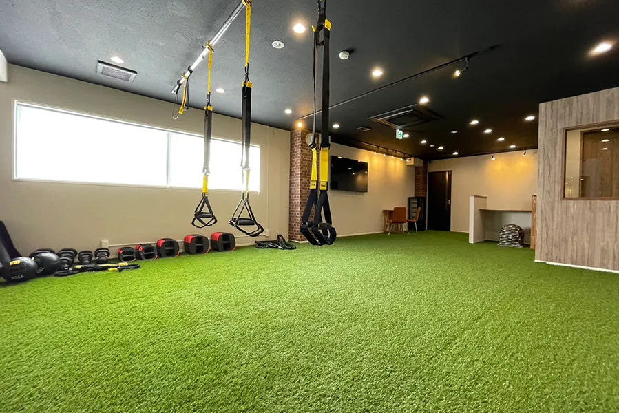 広々としたスペースと人工で芝ハダシでトレーニングする手軽さと楽しさが魅力